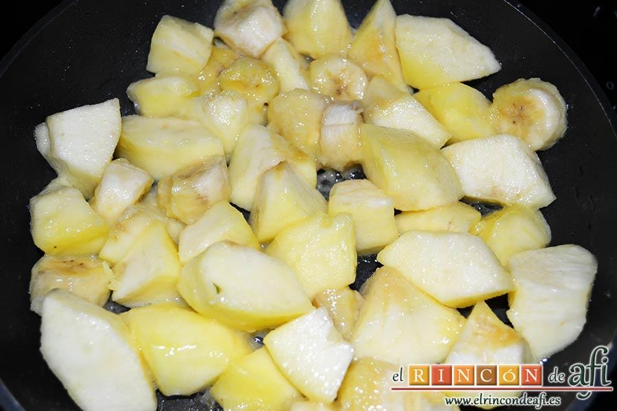 Manzanas y plátanos caramelizados con mostaza antigua y bacon, saltear la fruta con una cuchara de madera