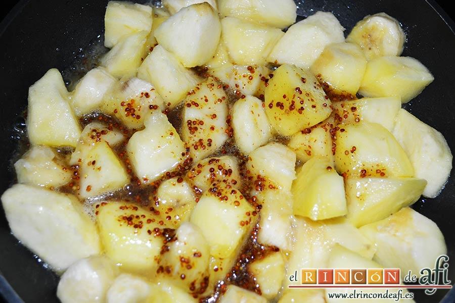 Manzanas y plátanos caramelizados con mostaza antigua y bacon, cuando empiece a caramelizar la fruta añadir la mezcla de miel y mostaza antigua