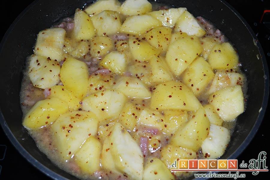 Manzanas y plátanos caramelizados con mostaza antigua y bacon, a medida que carameliza, se queda todo compactado