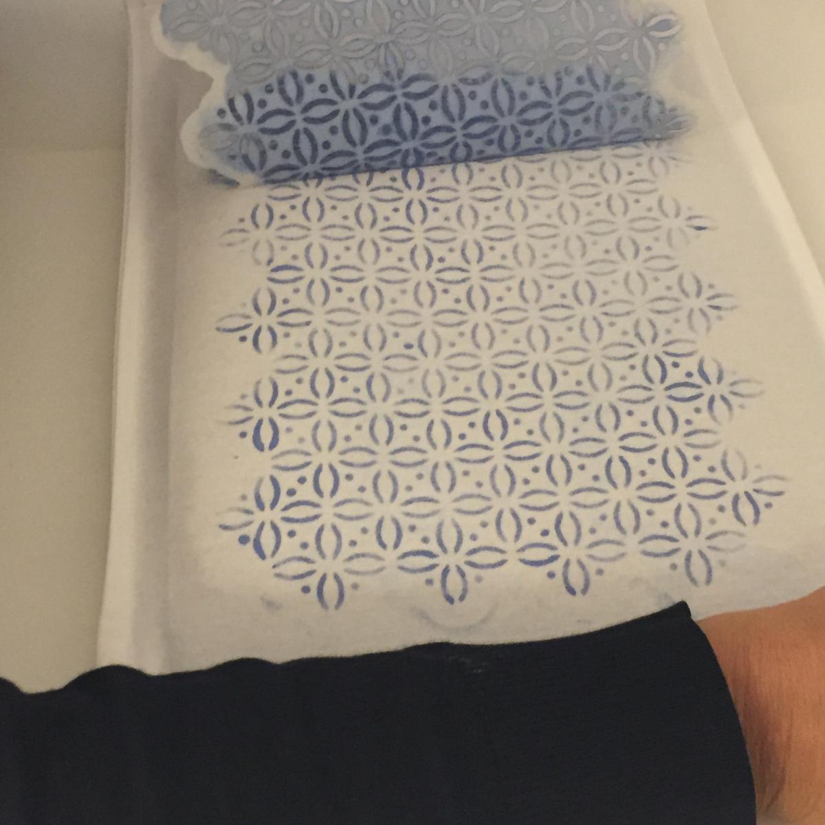 11-diy_pintar_cojines_chalkpaint_retirar_plantilla