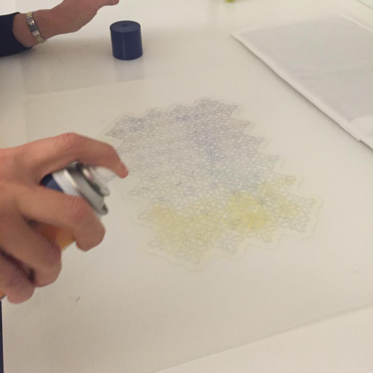 03-diy_pintar_cojines_chalkpaint_adhesivo_spray_pegar_plantilla