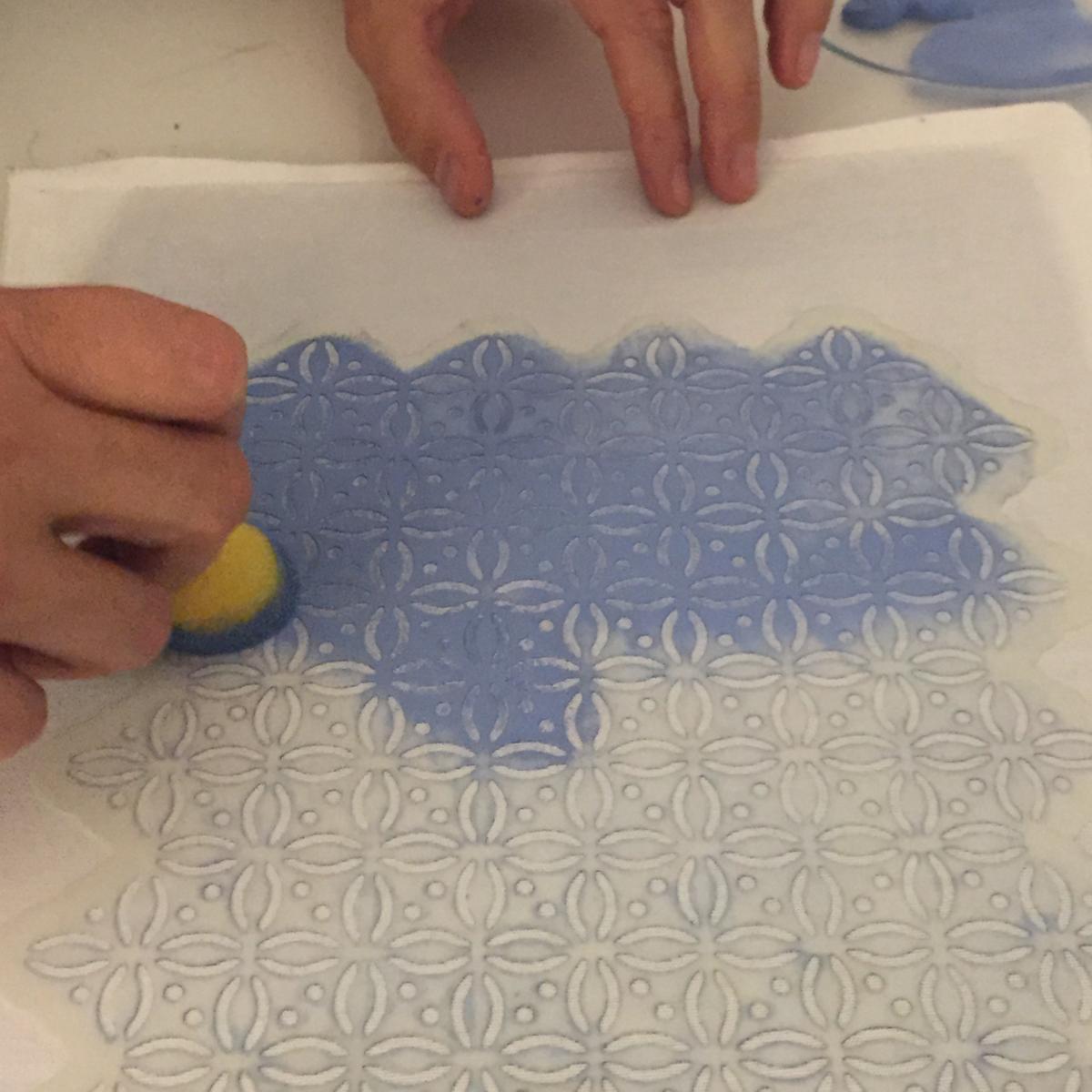 07-diy_pintar_cojines_chalkpaint_-pequenos_golpes