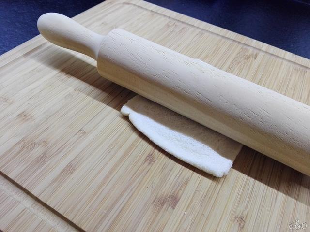 Aplanamos la rebanada de pan de molde.
