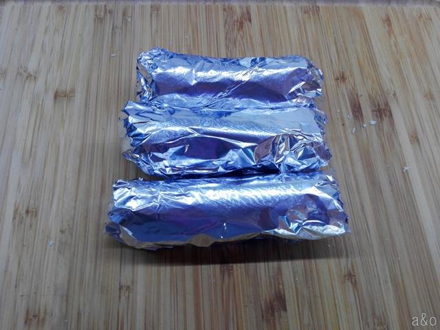 Envolvemos los rollitos en papel de aluminio y los metemos al congelador.
