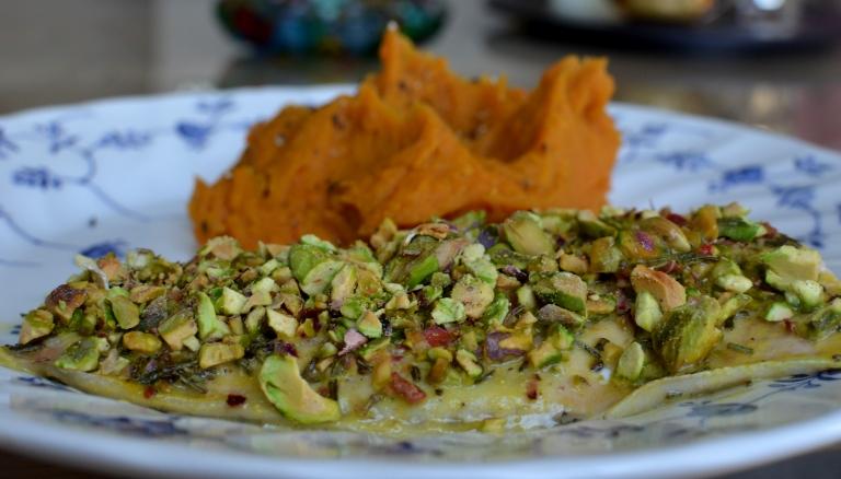 Salmón en Costra de Pistachos y Puré de Camote