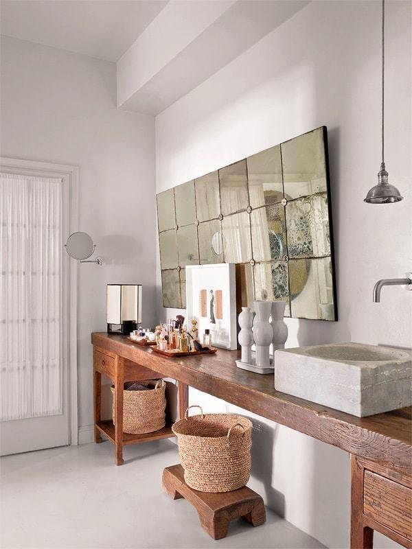 Casa ecléctica y vintage - baño con lavabo de mármol sobre mueble oriental