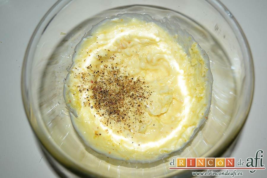 Pan de ajo gratinado, añadimos el ajo en polvo, la sal y las pimientas molidas