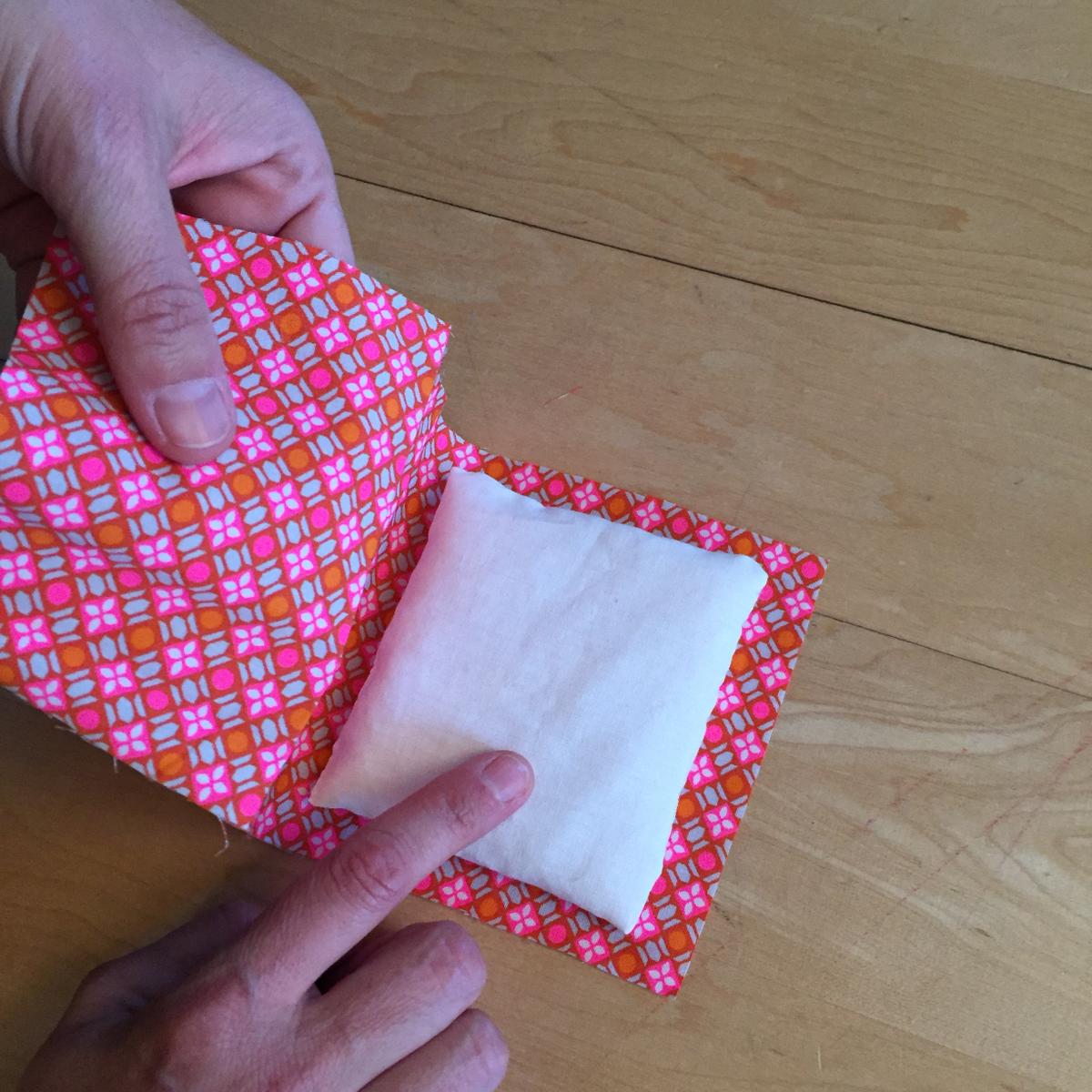 tiene que ser un poco mas grande que el saco blanco