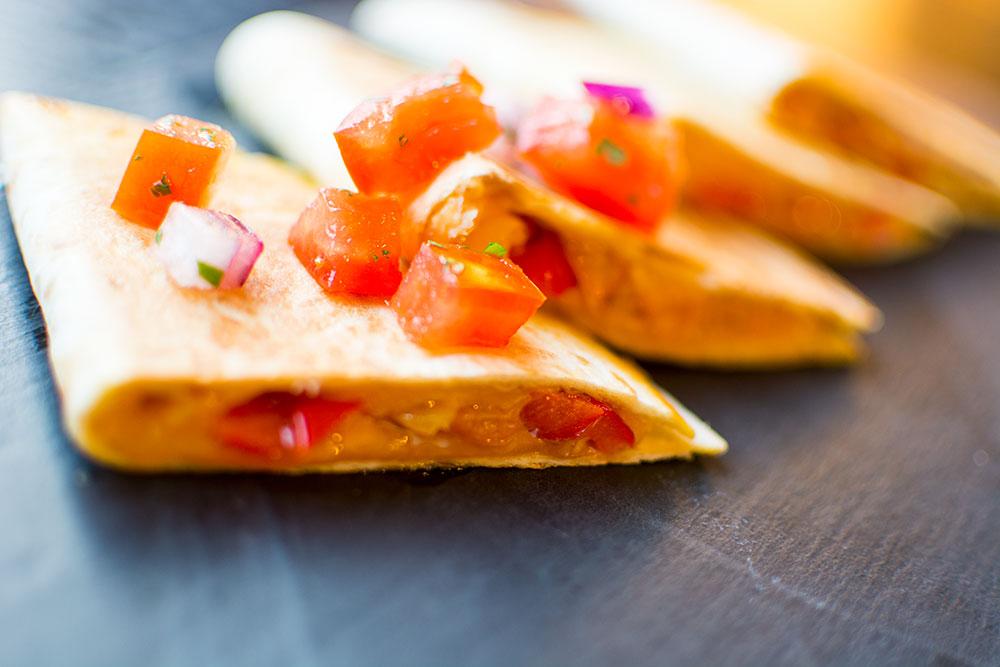 Quesadillas-de-queso-con-pimientos-y-cebolla-caramelizada