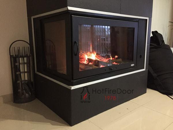 Puerta de chimenea de Hotfiredoor con frente y lateral