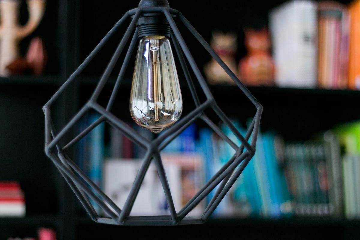 Lámpara geométrica DIY, visto en "I am a Mess Blog"