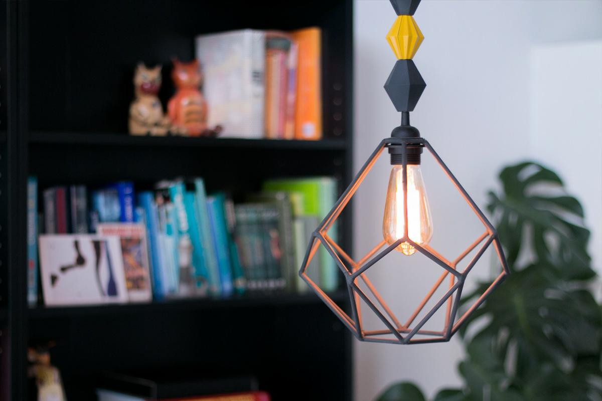 Lámpara geométrica DIY, visto en "I am a Mess Blog"