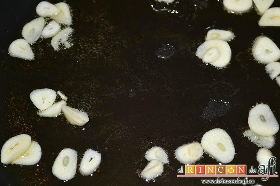 Pasta fresca con champiñones al ajillo, poner a dorar los ajos laminados en una sartén con aceite de oliva