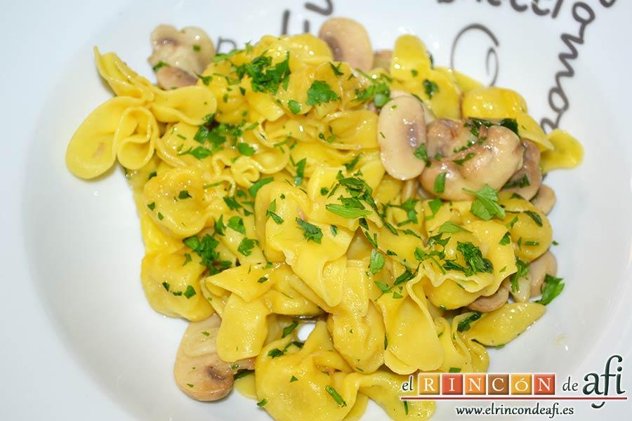 Pasta fresca con champiñones al ajillo, sugerencia de presentación