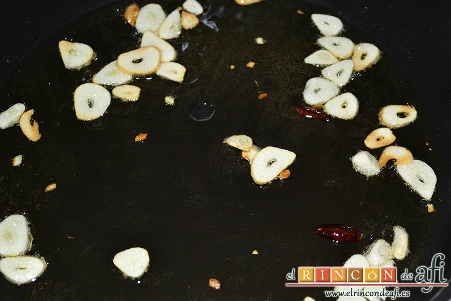 Pasta fresca con champiñones al ajillo, cuando empiecen a tomar color añadir las gundillas