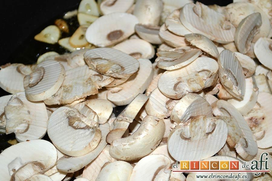 Pasta fresca con champiñones al ajillo, laminar los champiñones, añadirlos a la sartén con una pizca de sal