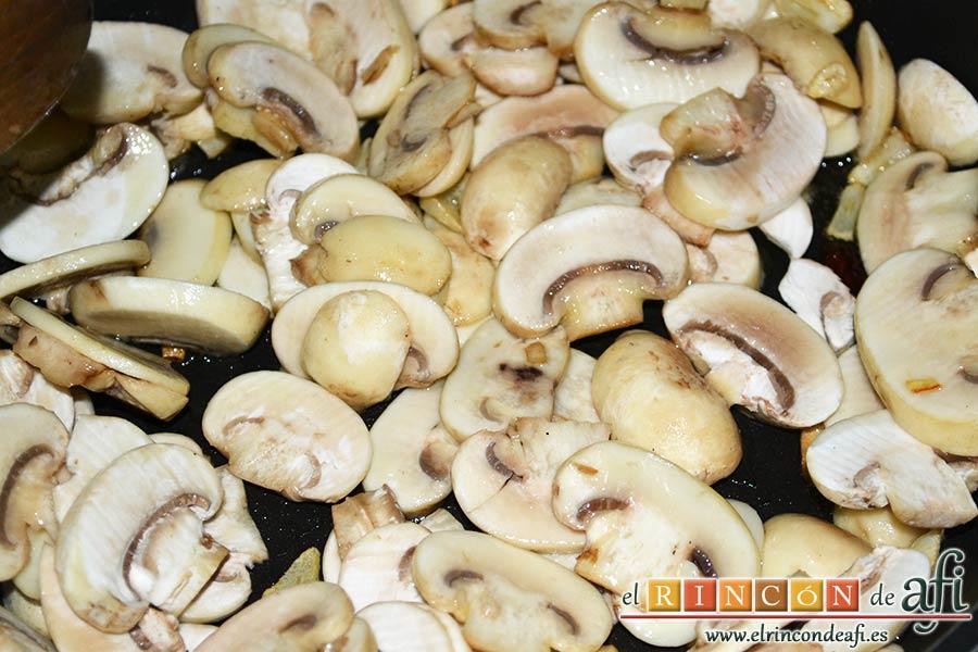 Pasta fresca con champiñones al ajillo, dejar que se hagan unos 5 minutos