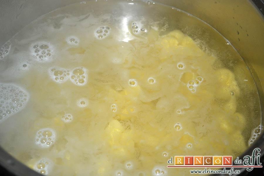 Pasta fresca con champiñones al ajillo, poner a cocer la pasta en agua con sal