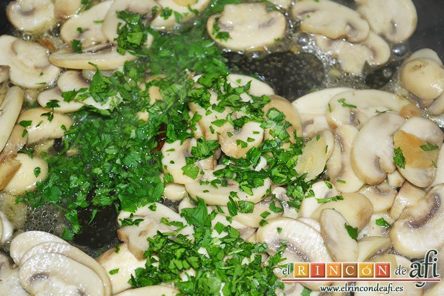 Pasta fresca con champiñones al ajillo, cuando los champiñones estén hechos, añadir un poco de perejil crudo picado
