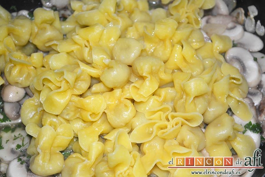 Pasta fresca con champiñones al ajillo, saltear para mezclar bien