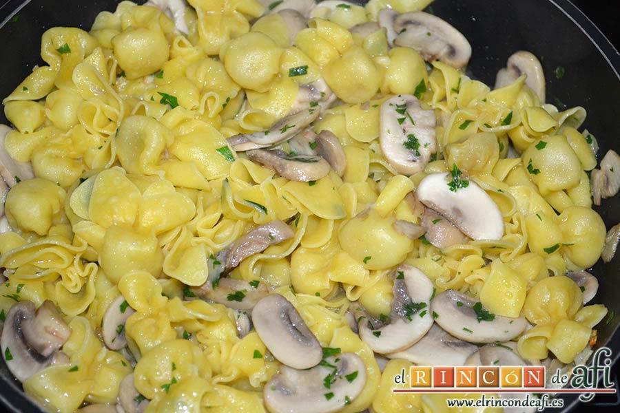 Pasta fresca con champiñones al ajillo, saltear hasta que queden bien integrados