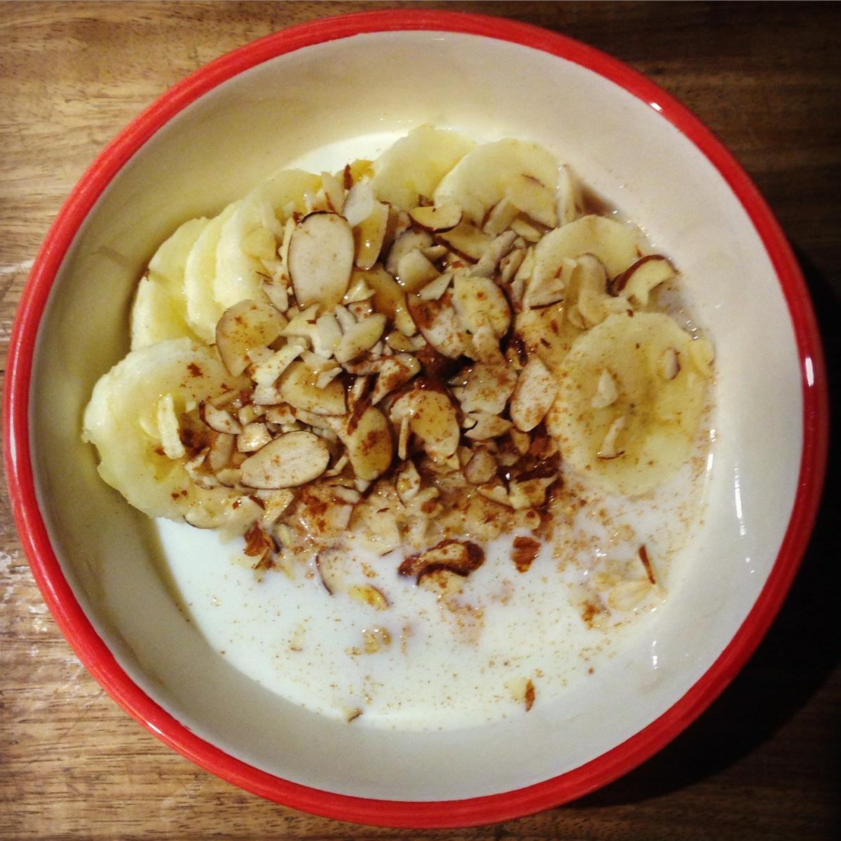 Avena caliente para desayunar con plátano, canela y almendras