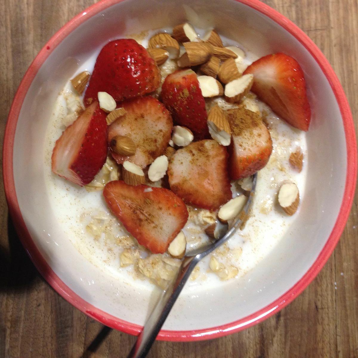 Desayuno con avena caliente con almendras, fresa y canela