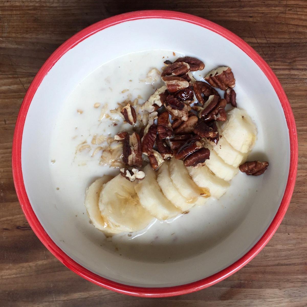 Avena caliente para desayunar con banano y pecanas