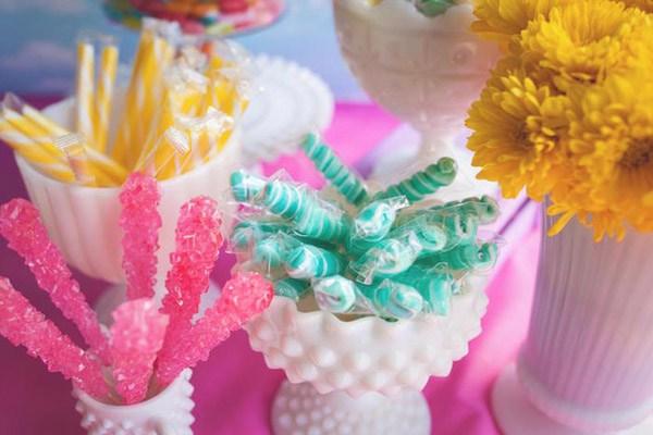 http://karaspartyideas.com/2016/06/rainbow-unicorn-themed-birthday-party-3.html