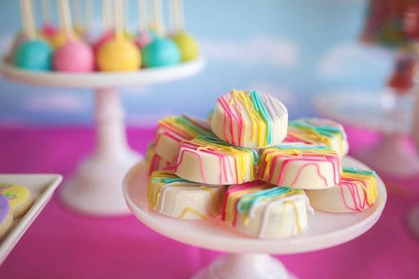 http://karaspartyideas.com/2016/06/rainbow-unicorn-themed-birthday-party-3.html