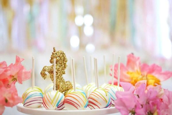 http://karaspartyideas.com/2016/09/magical-magic-is-four-real-unicorn-birthday-party.html