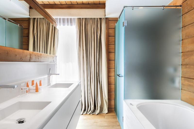 Hotel de estilo nórdico en la nieve baño