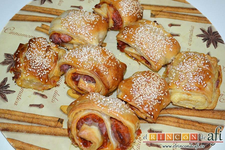 Rollitos de hojaldre rellenos de crema de pimientos y salchichas frescas, sugerencia de presentación