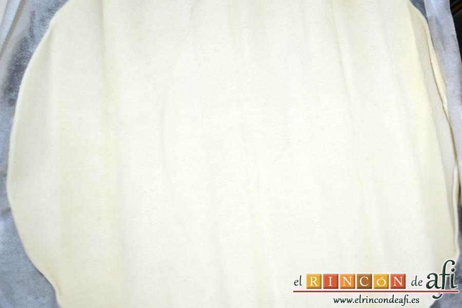 Rollitos de hojaldre rellenos de crema de pimientos y salchichas frescas, desenrollar la masa de hojaldre