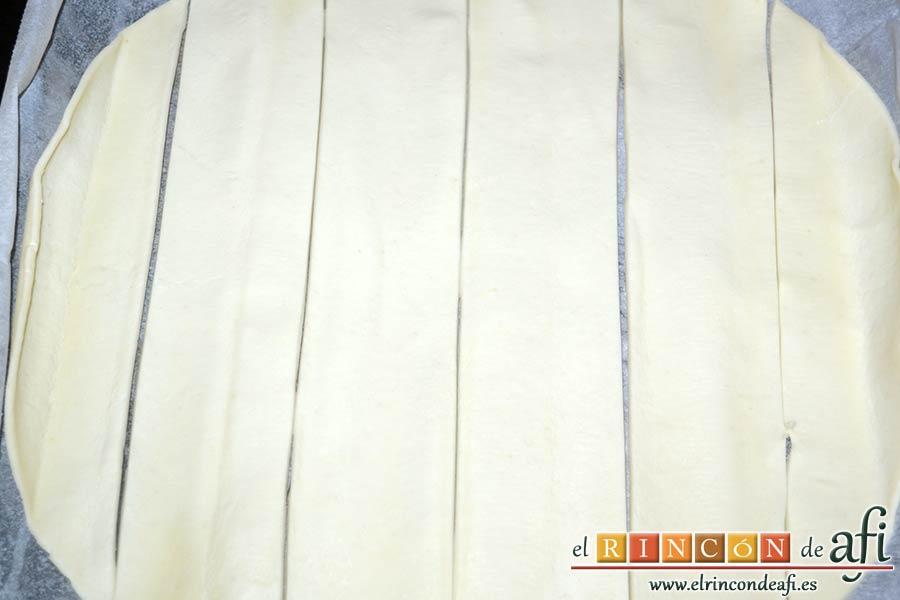 Rollitos de hojaldre rellenos de crema de pimientos y salchichas frescas, cortar la masa con un cuchillo bien afilado en tiras