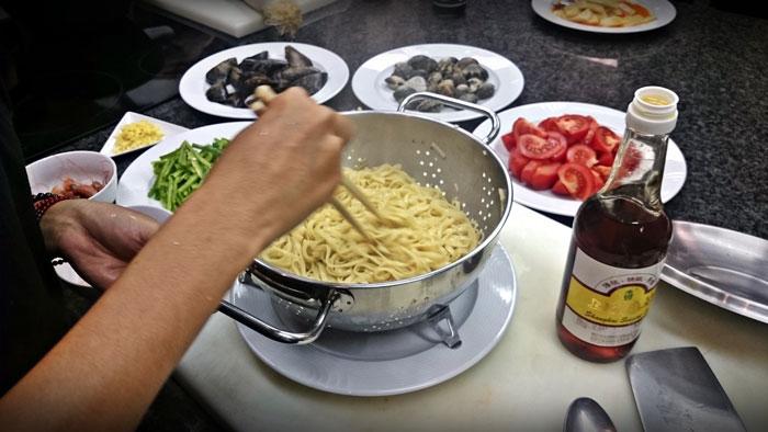 Tallarines chinos con almejas y gambas