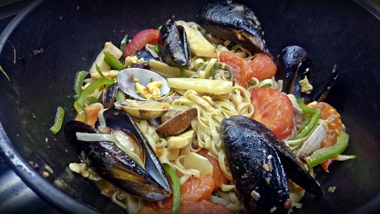 Tallarines chinos con almejas