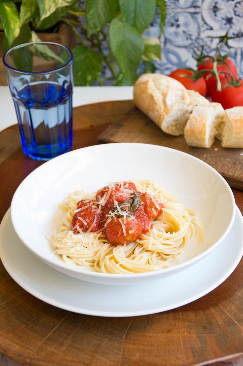 albóndigas con tomate con espagueti