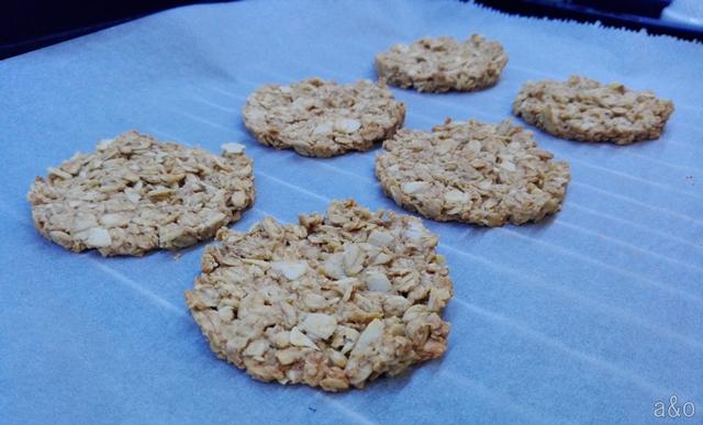 Ayudaros de un molde redondo para hacer las galletas.