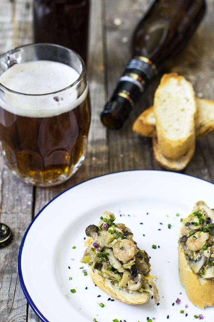 revuelto de ajetes, setas y camarones