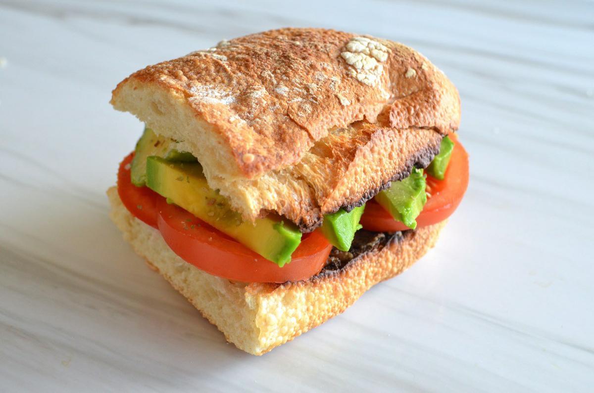 Bocadillo de aguacate vegano