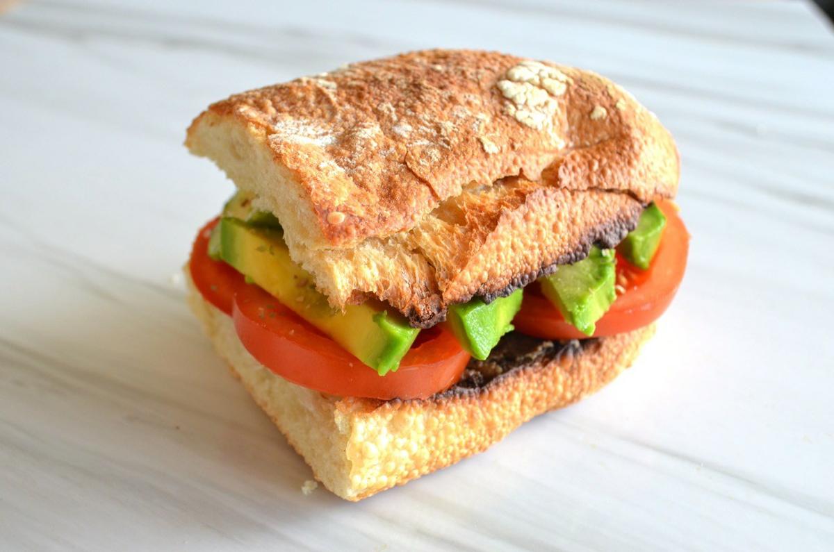 Bocadillo de aguacate vegano copia
