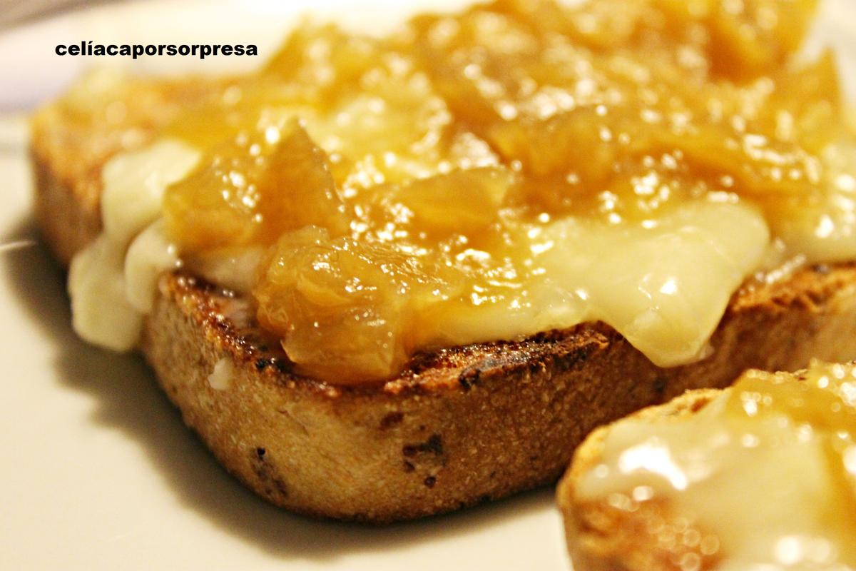 tosta-de-torta-del-casar-con-cebolla-caramelizada-de-cerca