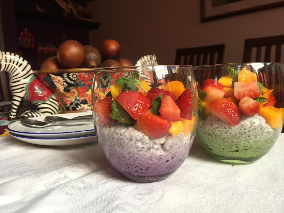 Pudín de chía con frutas frescas, fresa, mango
