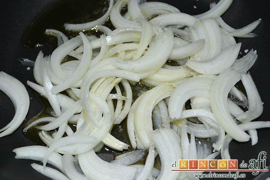 Tortilla de atún, cortar la cebolla en juliana y ponerla a pochar