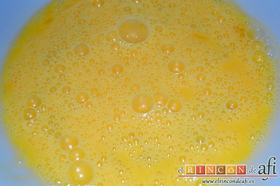 Tortilla de atún, batir dos huevos con una pizca de sal