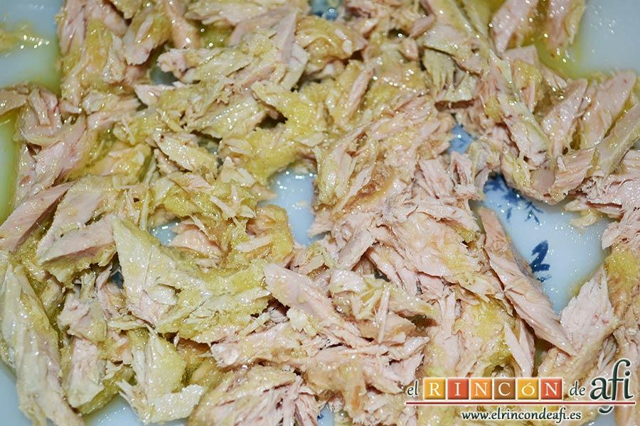 Tortilla de atún, desmigar el atún