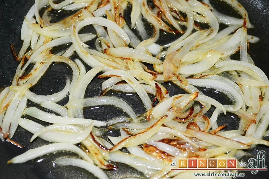 Tortilla de atún, pochar la cebolla hasta que esté doradita