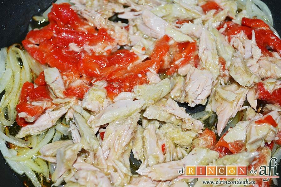 Tortilla de atún, añadir el atún y unos trozos de pimiento morrón