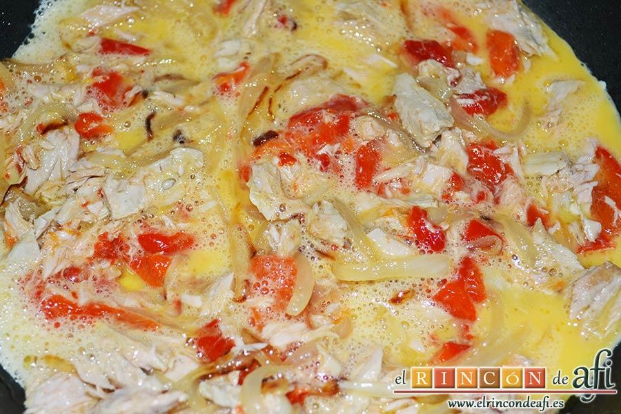 Tortilla de atún, dejar atemperar y volcar los huevos